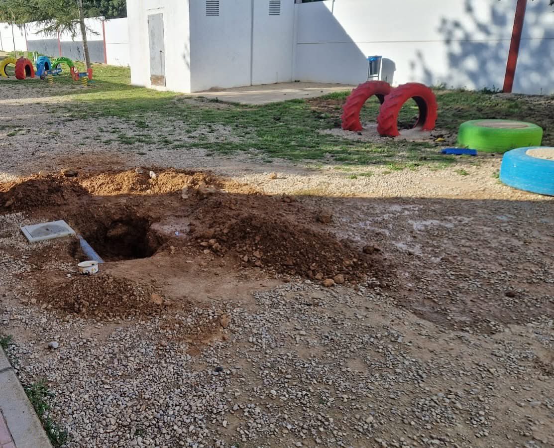 La Brigada #Ulldecona ha treballat darrers dies en la detecció, localització i reparació d'una important fuita d'aigua a l'Escola Ramón y Cajal. La detecció i reparació de fuites és clau x garantir un sistema d'abastament i distribució d'aigua potable més eficient i sostenible.