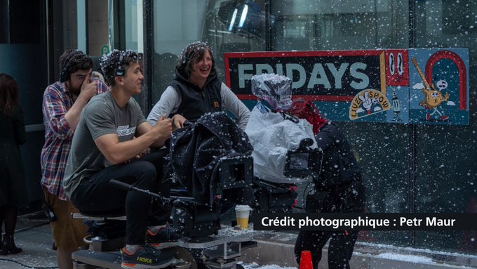 Une équipe de tournage sur le plateau de Hot Frosty, avec une caméra et un faux manteau.