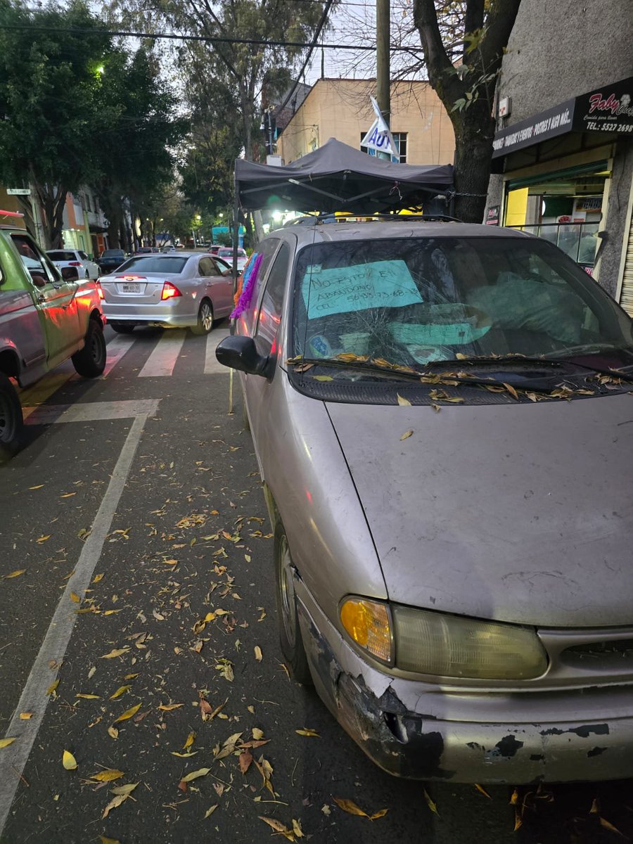colanahuac_cdmx's tweet photo. Dice el vecino que no está en abandono, nomás no la ha movido en meses... Y no lo piensa hacer, porque la usa de bodega.

¿Alcanzan a ver el número?, para escribirle... https://t.co/OH3sIe9FsD