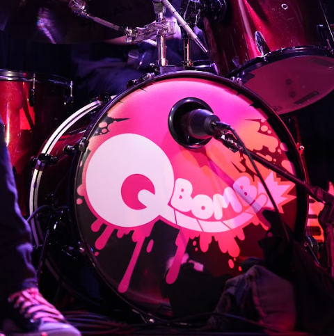 QBOMB IS LOOKING FOR A NEW DRUMMER! Preferably a femme or non-binary drummer to add some more gender diversity to our band! If you’re in LA and you’ve got the skills, hit us up! 📷 (Box head not required)