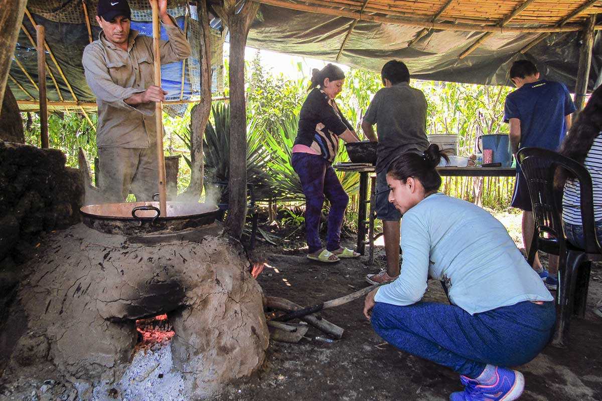 En Argentina, la producción de membrillo representa unas pocas hectáreas. Pero en Andalgalá (Catamarca), se elaboran hasta tres millones de kilos anuales. Una crónica sobre los secretos de su cultivo, “las dulceras” y la agroecología. 👩🏽‍🌾🍐
✍️ <a href="/AnaChayle1/">Ana Chayle</a>
➡️bit.ly/4eZ1ALT