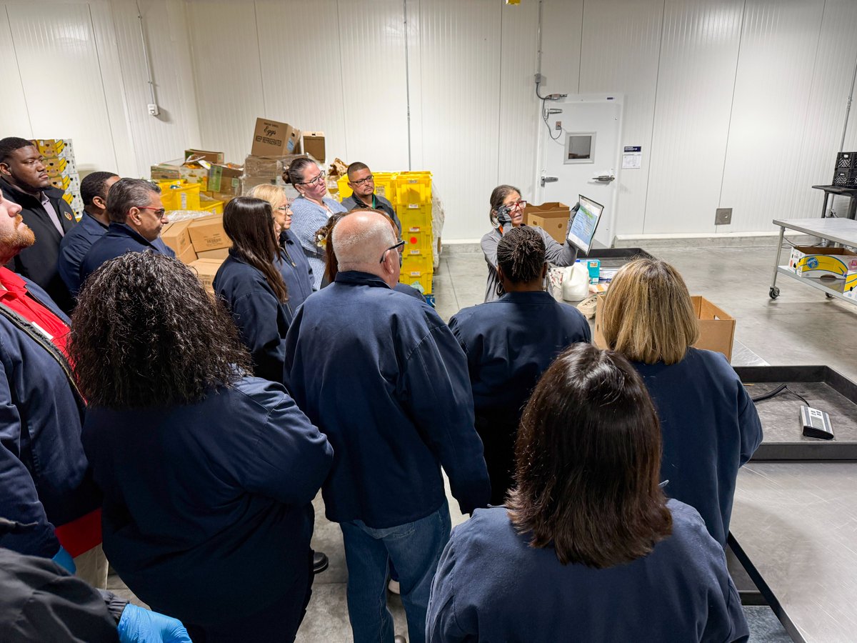 HillsboroughSOE's tweet photo. Every holiday season, we find a way to #GiveBack. This year, we supported @FeedingTampaBay. There are #3WaysToGive – time, food or $$ – and we chose to do all three! Glad we could help. #StandWithFTB #VoteHillsborough https://t.co/BWG4aHAMzf