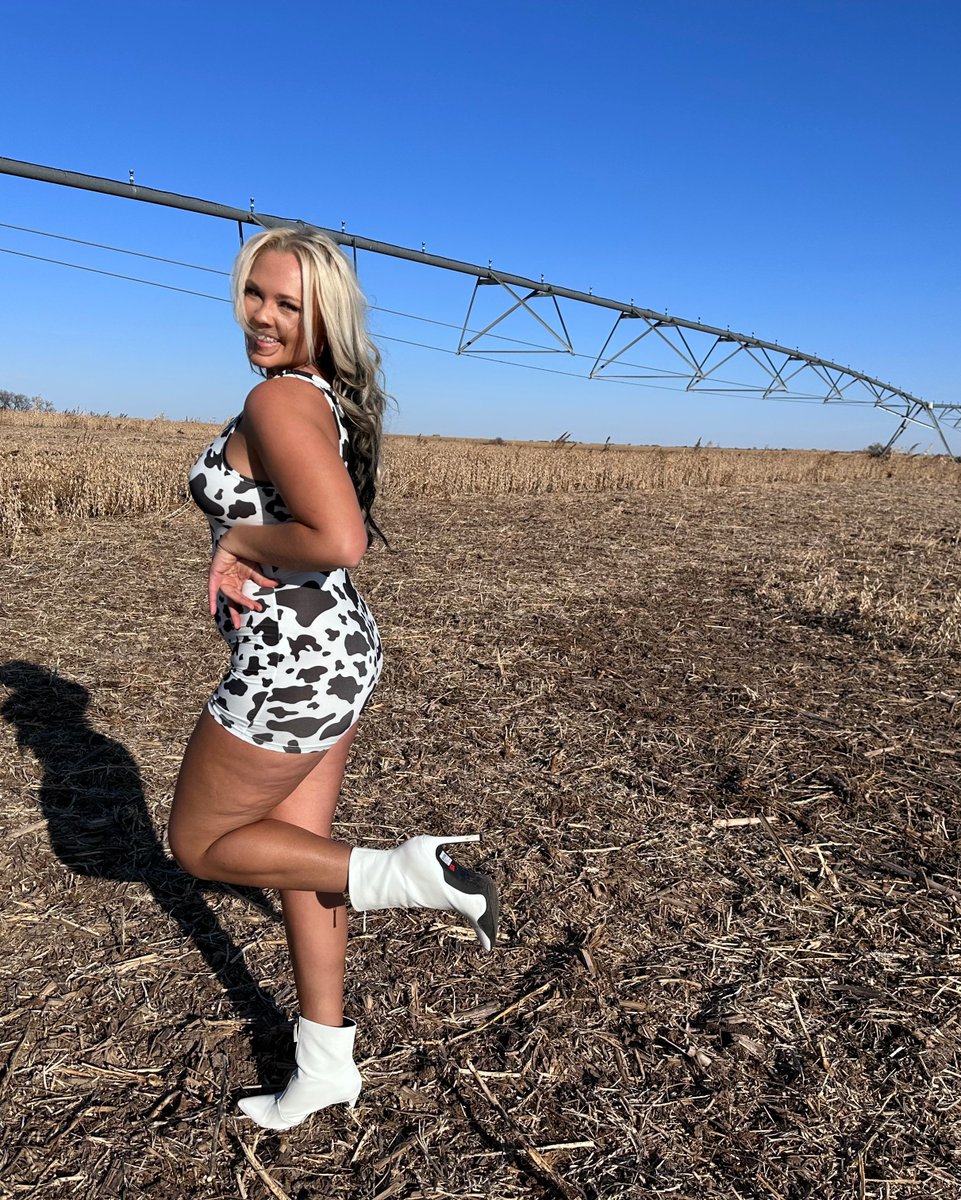 FemaleRancher's tweet photo. π Dive into my latest photoshoots at https://t.co/10OqYdz6wV! Subscribe for unlimited access to all of them. πΈβ¨ #FarmGlam #ExclusiveContent #midwest #modeling #agriculture #trucking #peterbilt #corn #soybeans #pivot #irrigation #farmgirl #farmlife https://t.co/UGDNuaiQKd