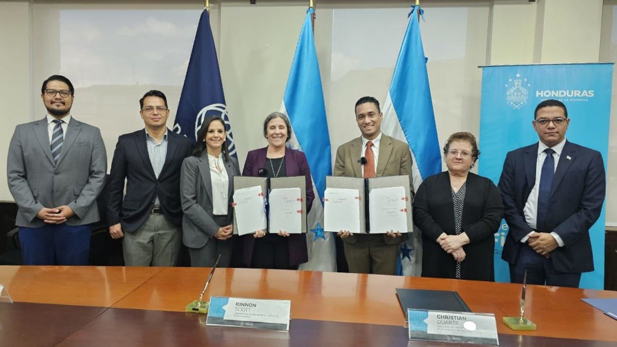Hoy <a href="/ChristianDCHn/">Christian Duarte</a> de la <a href="/SEFINHN/">SEFINHN</a> y yo firmamos el acuerdo de financiamiento del Proyecto de Conectividad Sostenible de 🇭🇳 por US$187 milllones que apoyará la construcción de una nueva carretera en el noroccidente del país 🛣️ y fortalecerá las interconexiones municipales. 🤝🚗🚛