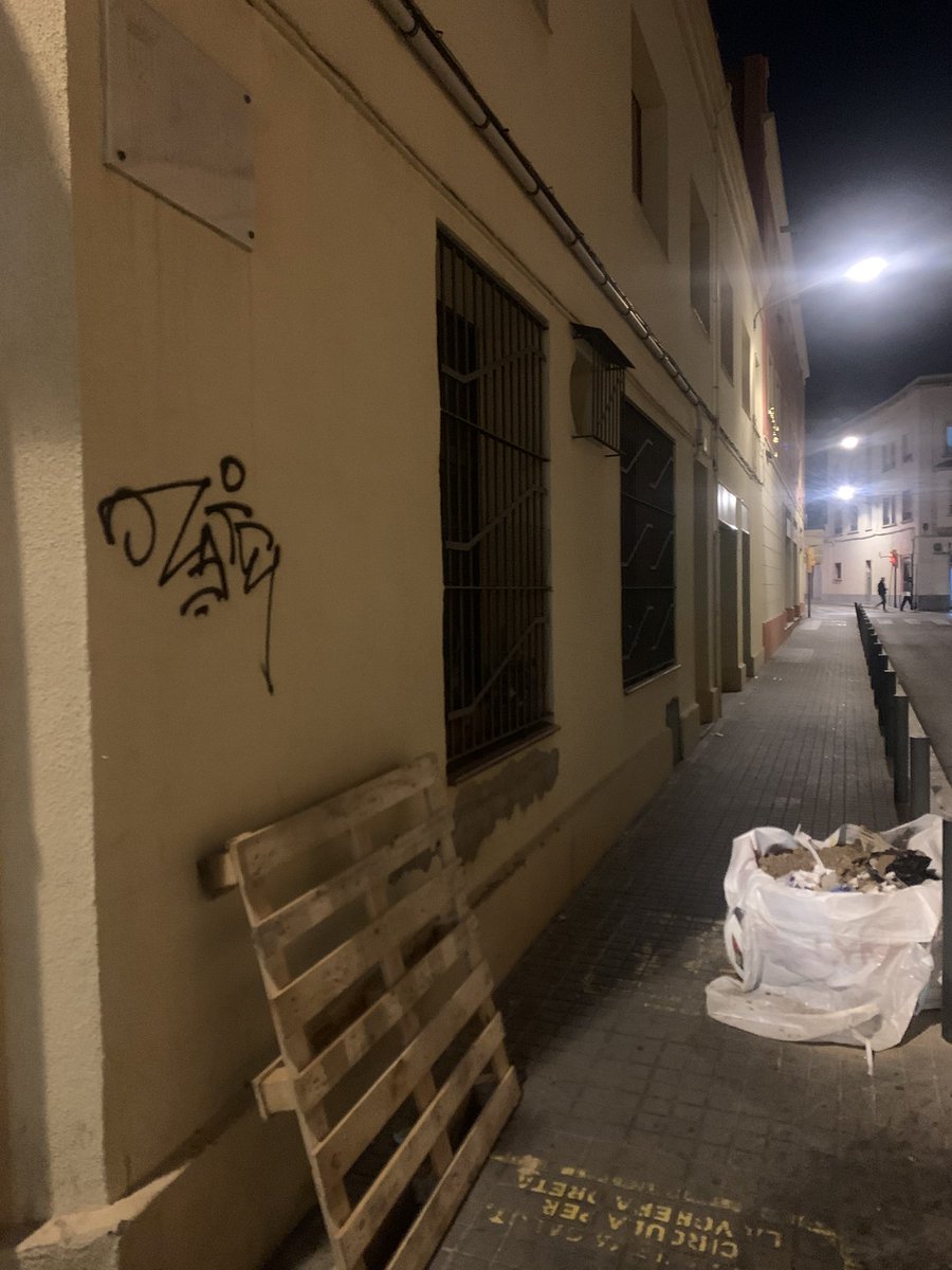 Bona nit, esperava que després d'una setmana de l’incendi del transformador de riera de la creu i en una vorera de menys d'1,5 m tinguéssiu la dignitat de passar a recollir el sac de merda, ja que molta gent a de canviar de vorera per poder passar, Gràcies.<a href="/LHAjuntament/">Ajuntament de L'Hospitalet</a>