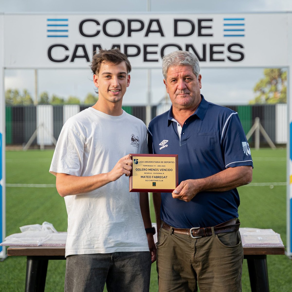 🔝 Campeón y valla menos vencida 𝗩𝗢𝗟. 𝟮 🏆 

🧤 𝐌𝐚𝐭𝐞𝐨 𝐅𝐚𝐛𝐫𝐞𝐠𝐚𝐭, arquero de la 𝗥𝗲𝘀𝗲𝗿𝘃𝗮 𝗔𝘇𝘂𝗹, fue el golero menos vencido  en la Divisional B de la categoría. 

☘️ ¡Felicitaciones, Mate! 👏🏻