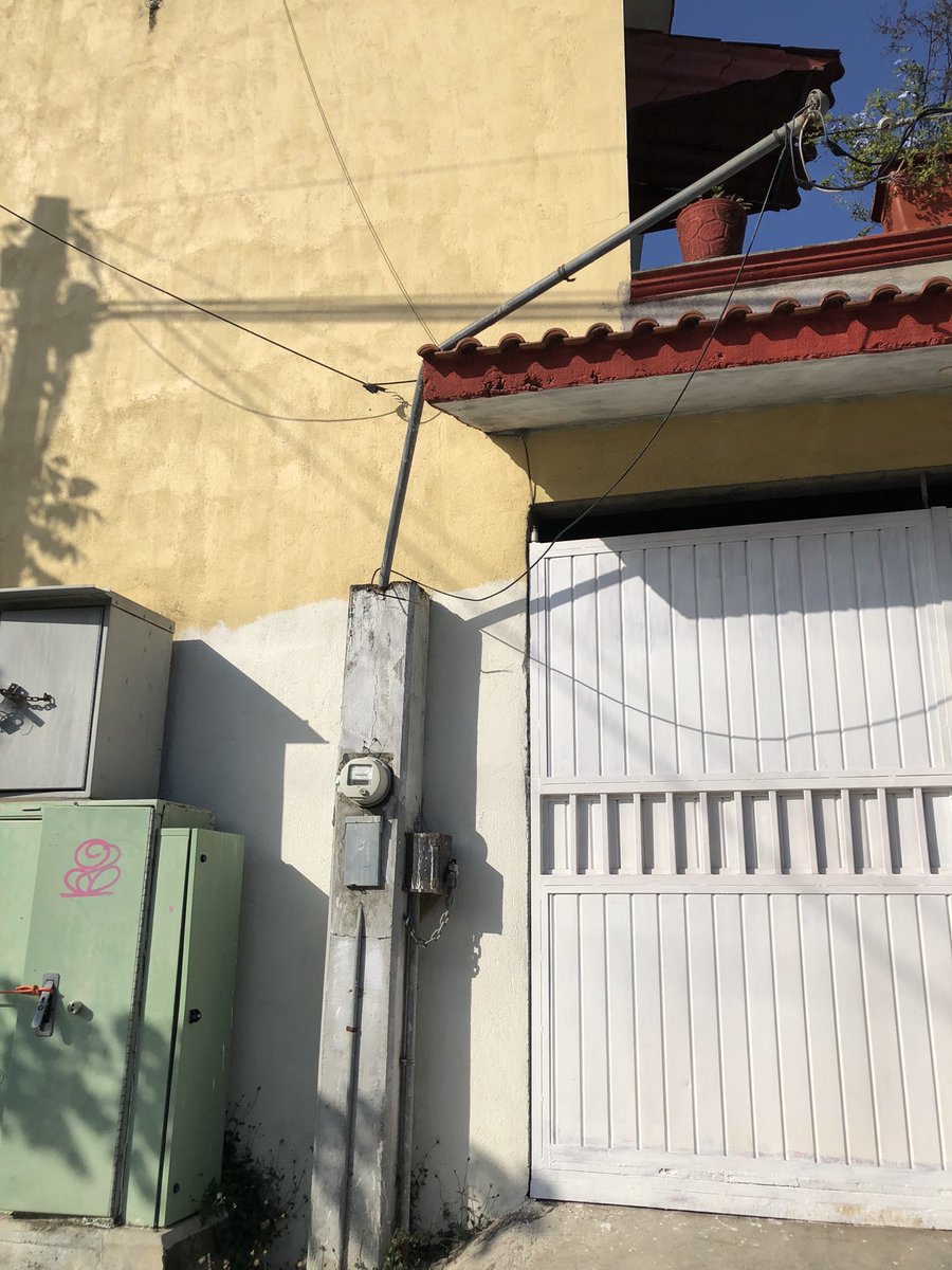 elkuda_'s tweet photo. @Megacable @Megacable_Ver que tan necesario es que cuando hagan sus desconexiones dañen la infraestructura de terceros y dejen su cochinero? Con quien se reporta? Si necesitan mas pruebas todo Tuxpan Ver está igual gracias a sus desinstaladores https://t.co/fj1OAntMKU
