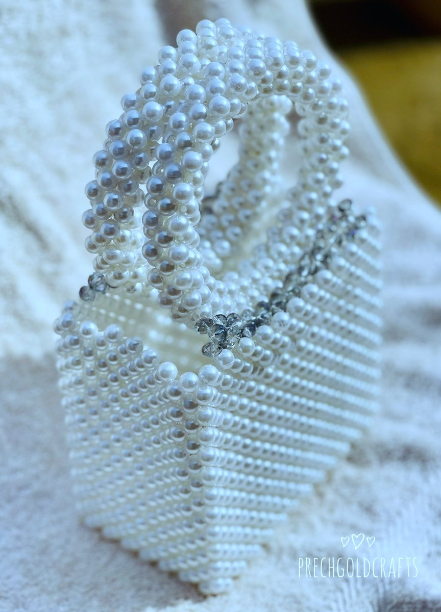 PrechgoldCrafts's tweet image. Sophistication in every detail 💎 This stunning pearl bag is more than an accessory; it’s a statement of class and creativity. #BeadedBeauty #HandcraftedStyle #PrechgoldCrafts