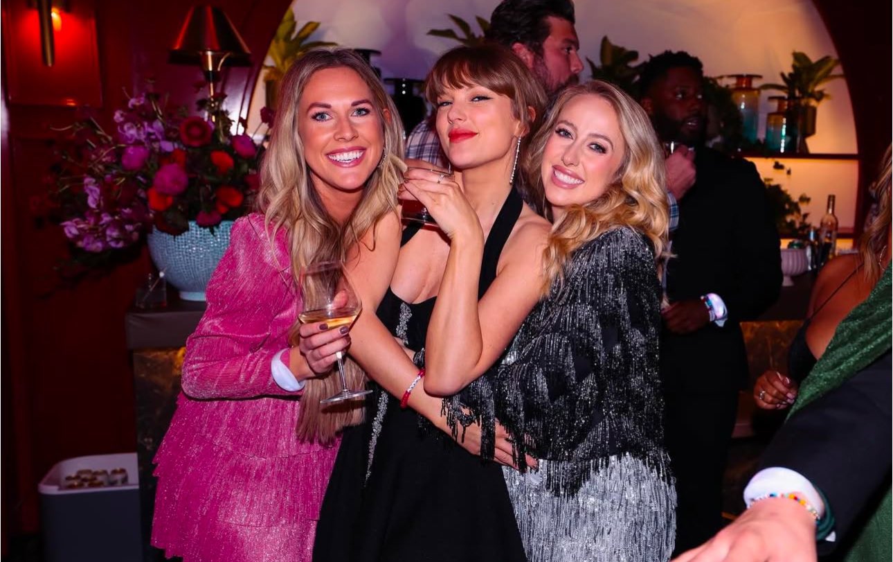 JUST IN: Taylor Swift arrived late to the Browns vs. Chiefs game, unaware that Travis Kelce had a surprise waiting. After the Chiefs’ victory, Kelce proposed in front of her parents and cheering fans. Swift, emotional, said “Yes!” as the crowd erupted - News