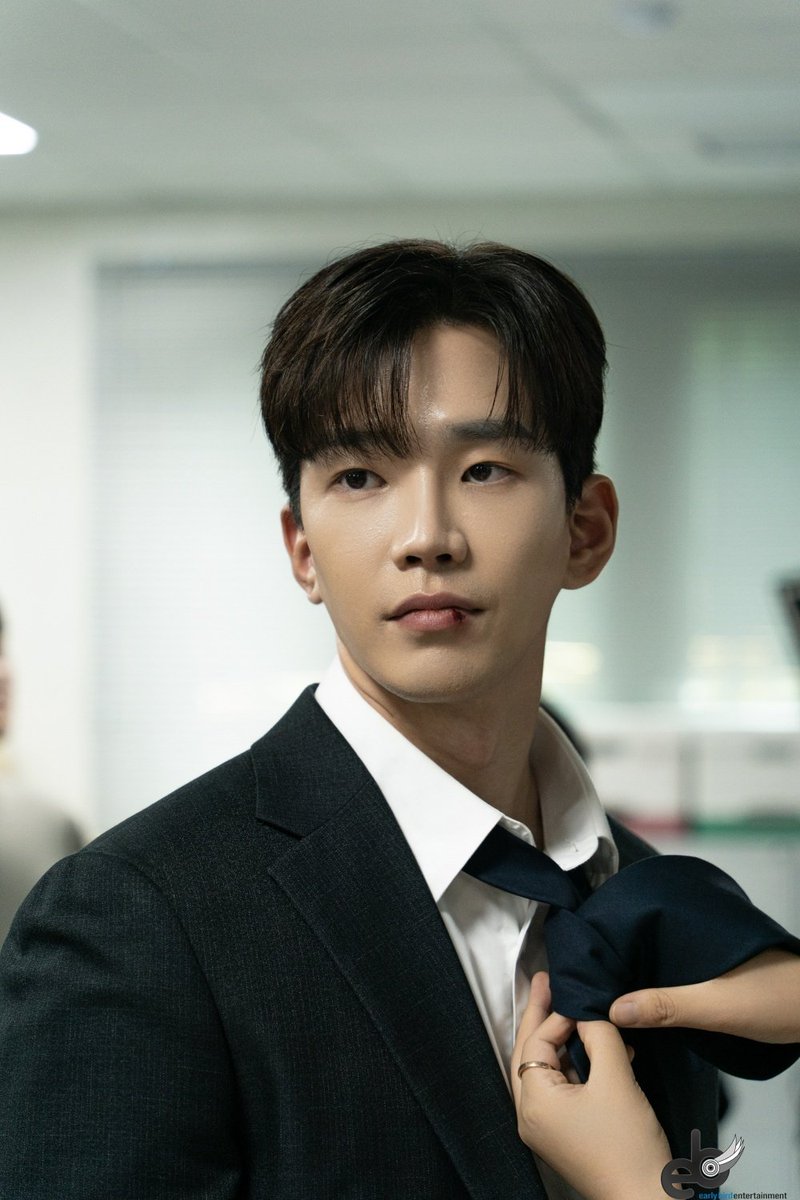BluKimchiKdrama's tweet photo. I wished #GoYoon would've gotten nominated for an award for his role as Gong Jindan in #BeautyAndMrRomantic 😒 

#2024KBSDramaAwards #고윤 #미녀와순정남 https://t.co/D0VsSLSnsK