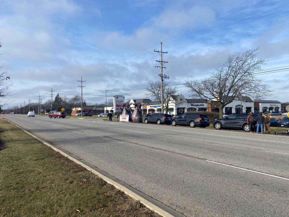 MidAmCarpenters's tweet image. Carpenters #Local1889 has been picketing/ bannering/ handbilling Home Goods and Burlington Coat Factory locations in Wheaton and Downers Grove during the holiday shopping season for hiring contractors who undercut our hard-fought area standards. #KaneConstruction #UnionStrong