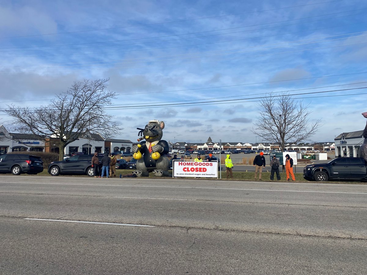 MidAmCarpenters's tweet image. Carpenters #Local1889 has been picketing/ bannering/ handbilling Home Goods and Burlington Coat Factory locations in Wheaton and Downers Grove during the holiday shopping season for hiring contractors who undercut our hard-fought area standards. #KaneConstruction #UnionStrong
