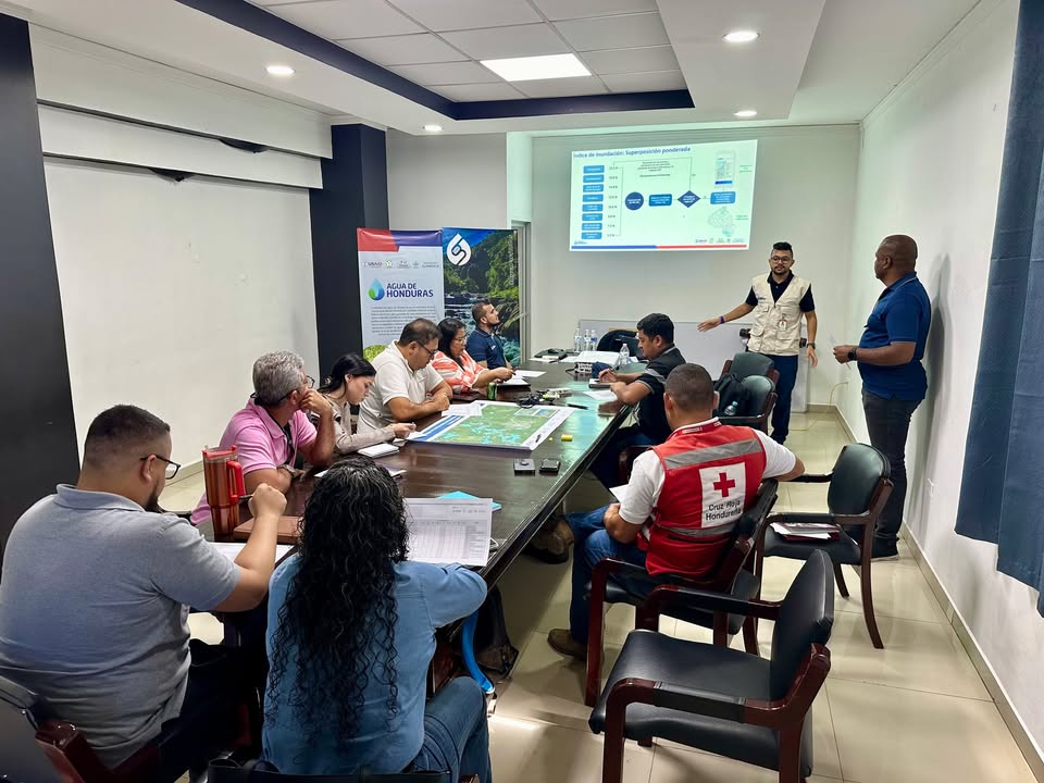 BiovIntCIAT_esp's tweet photo. Del 27-29 de nov. realizamos jornadas estratégicas para fortalecer el uso de la plataforma #AguadeHonduras en cuencas del litoral Atlántico. Socializamos su módulo de inundación y realizamos un taller de calibración con autoridades locales y técnicos. @USAIDHonduras @aclimaticahn https://t.co/PIyLNsNhK2