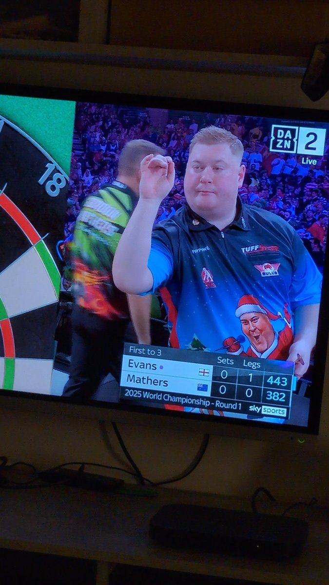 TomBernhardt09's tweet photo. #Dartzn
#DartsWM

Grüße von Zuhause, geiler Abend bisher.! 💪🏼👍🏼 https://t.co/Z7h5VoZcd0