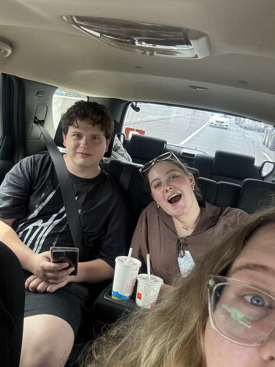 ellie 💭 tweet media