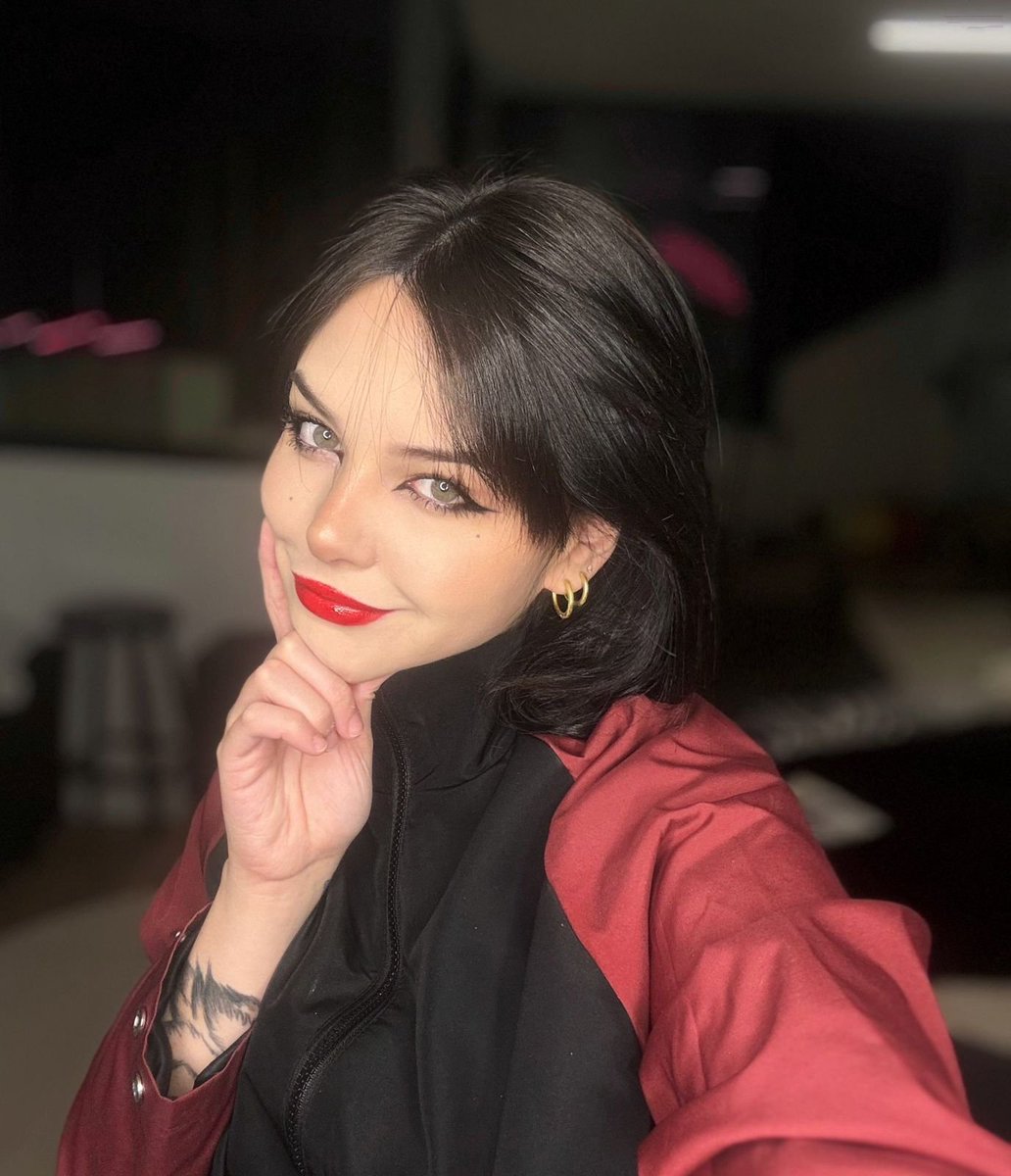 realitasnews's tweet image. Bem-vinda ao #NatalMacabro, @lorenaaorsi!

Lorena é uma estudante de publicidade e propaganda de 24 anos. Ela também fez o design e pintura do casaco exclusivo, feito à mão, de Enigma do Medo que foi doado para o leilão de caridade para a Immune Deficiency Foundation.