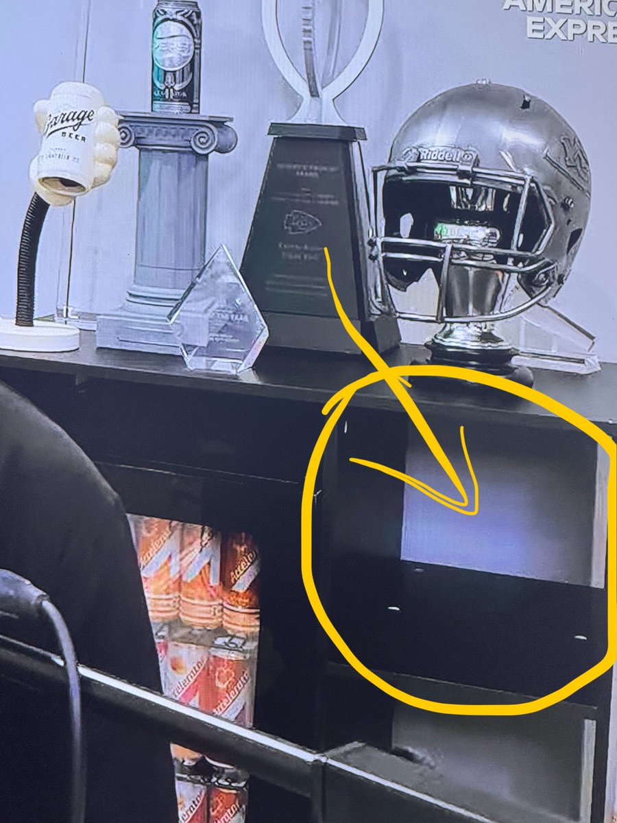 jennsfakesmile's tweet photo. Are we still waiting on @tkelce to actually read a book, since he took away all the ones he said he hadn’t read yet? The empty shelf hurts my ocd 🤩 @newheightshow @JasonKelce https://t.co/kK0K9RXtrN