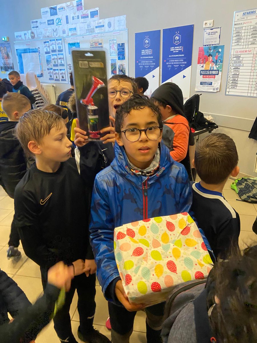 FootStSylvain's tweet photo. Ce mercredi a eu lieu le Noël de l’école de football pour les catégories U7, U9 et U11.
Au programme, les enfants ont pu profiter de :
🎉 Un moment festif et convivial pour clôturer l’année.
🎁 Des surprises et des cadeaux.
🍪 Un goûter partagé grâce à la contribution du club. https://t.co/GN5vOfkbS0