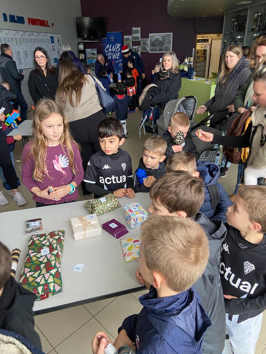 FootStSylvain's tweet photo. Ce mercredi a eu lieu le Noël de l’école de football pour les catégories U7, U9 et U11.
Au programme, les enfants ont pu profiter de :
🎉 Un moment festif et convivial pour clôturer l’année.
🎁 Des surprises et des cadeaux.
🍪 Un goûter partagé grâce à la contribution du club. https://t.co/GN5vOfkbS0