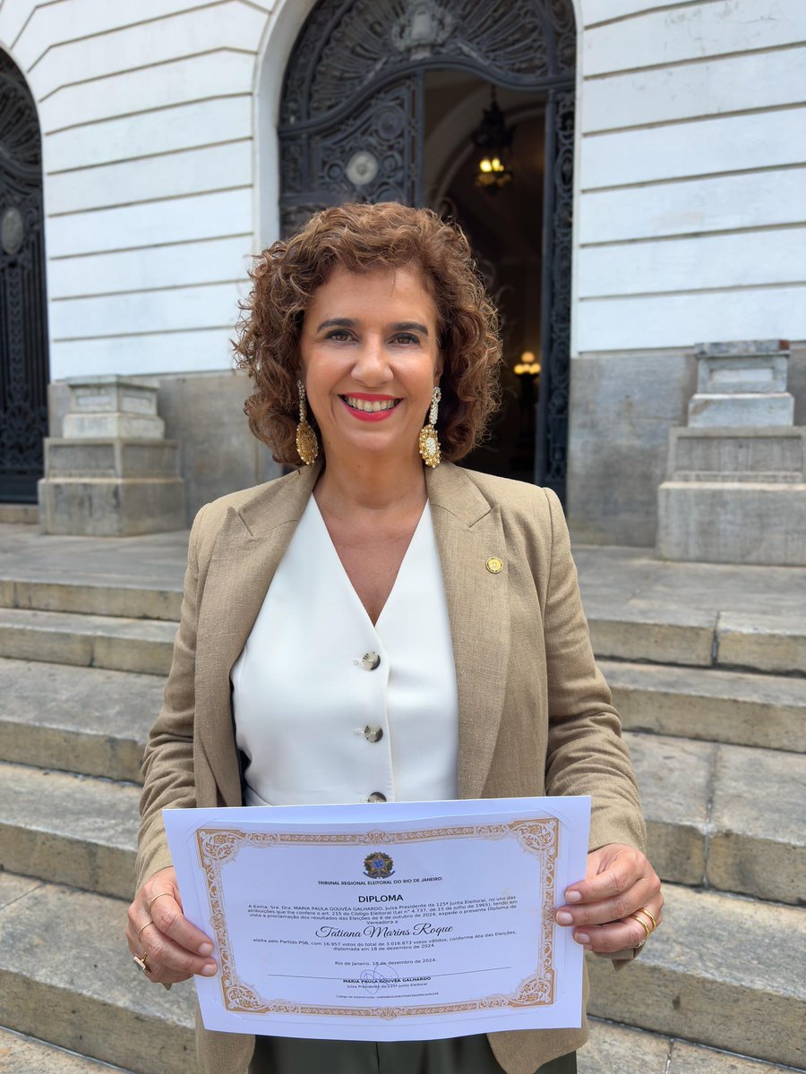 Já recebi muitos diplomas, mas este jamais imaginaria quando comecei minha carreira acadêmica. Recebi hoje, do TRE-RJ,  o diploma de vereadora da cidade do Rio de Janeiro.