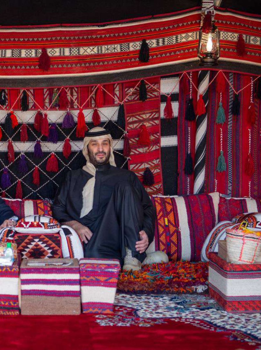 في  ذمّتي  مافيه   كفوٍ   يراكيك 
إلّا الحُكم والمُلك  والمجد كلّه
حتّى  عدوّك  ما تجرأ   يعاديك
ارواحنا  بيمناك  سيفك  وسلّه

#سيدي_الامير_محمد_بن_سلمان 
#زعيم_الشرق_الأوسط