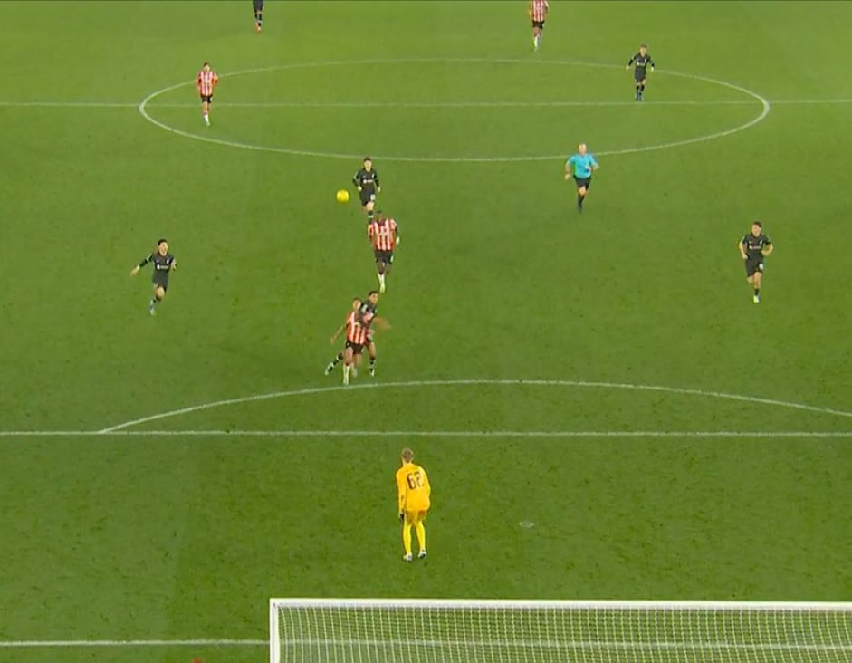 AshtonGgmu's tweet image. If a cashier, let’s say, made constant mistakes with money, they’d be fired.

Why are referees allowed to stay in a job when they constantly make mistakes like these? 

Massive officiating issue in this country.

#SOULIV