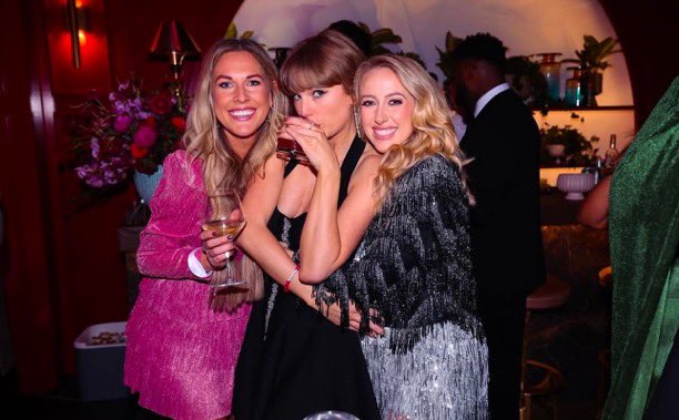 beck ❤️‍🔥 swiftie showgirl tweet media