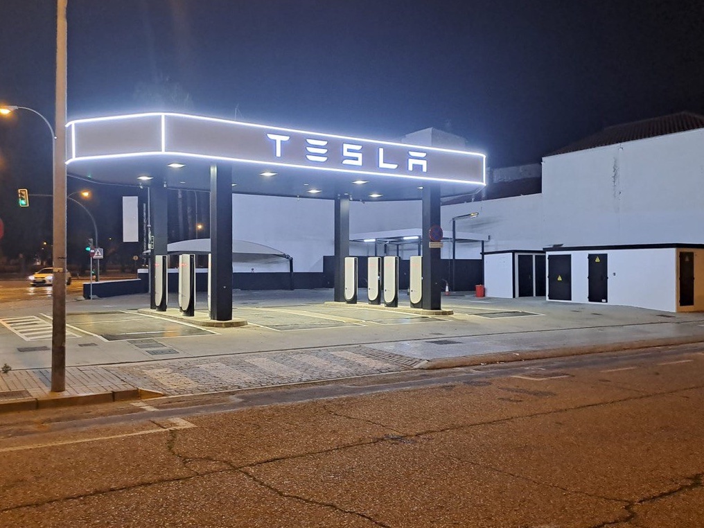 earcos's tweet photo. ¿Recuerdan esto? Pues así se ve la gasolinera reconvertida en Supercharger de Tesla en Córdoba, España.

Foto: @Rafael221978 https://t.co/SVYcRl6Kfr