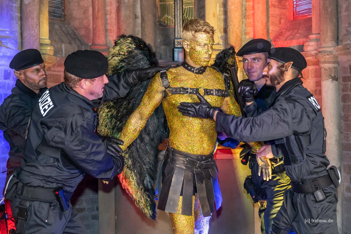 HagenUlrich's tweet photo. 🌟✨ Ein faszinierendes Bild: Ein Engel, dessen Körper in strahlendes Gold gehüllt ist, wird von der #Polizei abgeführt. Kunst trifft Realität – eine provokante Szene, die zum Nachdenken anregt! Was passiert, wenn Himmlisches auf Irdisches trifft? 🤔🚔 #Bodypainting #Kunst #Engel https://t.co/nLWwH44s1R