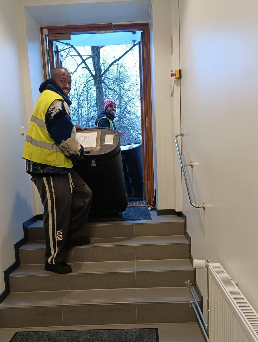 #TiedekeskusSoppi palaa kotiin <a href="/KVS_fi/">Kvs-säätiö (Kansanvalistusseura sr.)</a> ! Vuoden kestänyt kiertue Suomessa on ohi. Olemme viestineet mm. ekososiaalisesta sivistyksestä, tasa-arvosta ja aktiivisesta kansalaisuudesta.  🎄Tiedekeskus on joululomalla. Tervetuloa taas 14.1. tiistaina! <a href="/nina_hjelt/">Nina Hjelt</a> @TuomiLauri