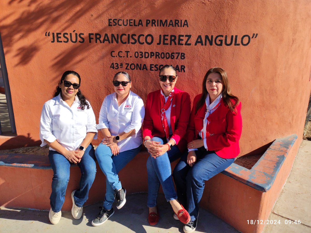 damascmicbcs's tweet photo. Nuestra presidenta Sra. Ramona Araiza Amador e integrantes del Comité de Damas CMIC BCS acudieron a la Colonia Olas Altas, en la Cd. de La Paz, en el municipio de La Paz, Baja California Sur, a la escuela primaria Jesús Francisco Jerez Angulo para hacer la entrega de 30 bolsitas https://t.co/hICJzL0czf