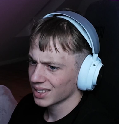 bartekpropro's tweet photo. @wronka_wiktor @sugaarcomeback Grozisz mu lezbo? https://t.co/exsEtbRf4P