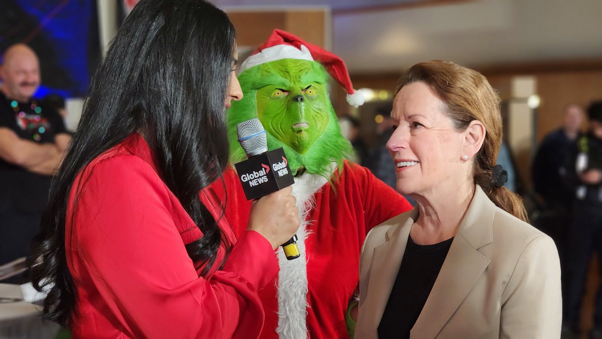 SolveCrime's tweet photo. We came together to support the 37th annual Pan Pacific Christmas Wish Breakfast which was attended by hundreds, donating toys &amp; supporting the @LMCBureau. The Bureau helps nearly 1000 low-income families and provides gifts to almost 2000 kids directly. @GlobalBC @Rock101Van https://t.co/3oB2GQb5VM