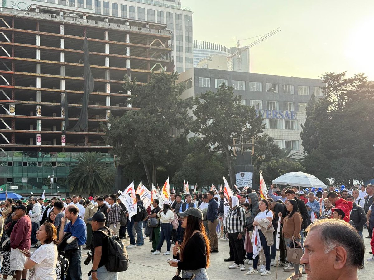 CROCCOLIMA_'s tweet photo. Se llevó a cabo en el monumento de La revolución en Ciudad de México, una manifestación con  diferentes centrales obreras. La C.R.O.C. en unidad, alzó la voz por todos ante la pretendida reforma del Infonavit. 
Nuestro Dirigente @IsaiasGCroc Ha manifestado en que se haga justicia https://t.co/2NoPXLpUbh