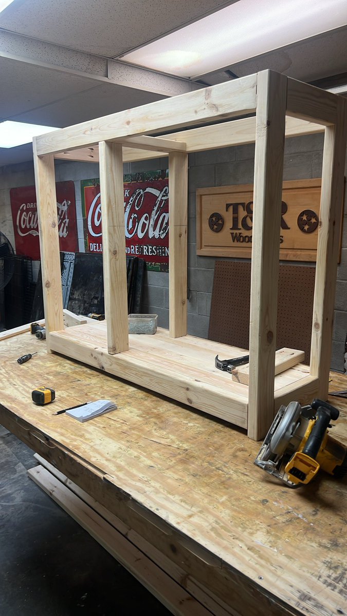 tamdrwoodworks's tweet image. This coffee bar is coming along nicely. #coffeebar #sidetable #allin #dewaltt  #minwax #kregjig #dewalttough #dewalttools #minwaxstain #minwaxdarkwalnut ##minwaxpolycrylic #pleasantviewtn #tennessee #kingpymyself #eood #pinewood #furniture #handmadefurniture #nashville #tennessee