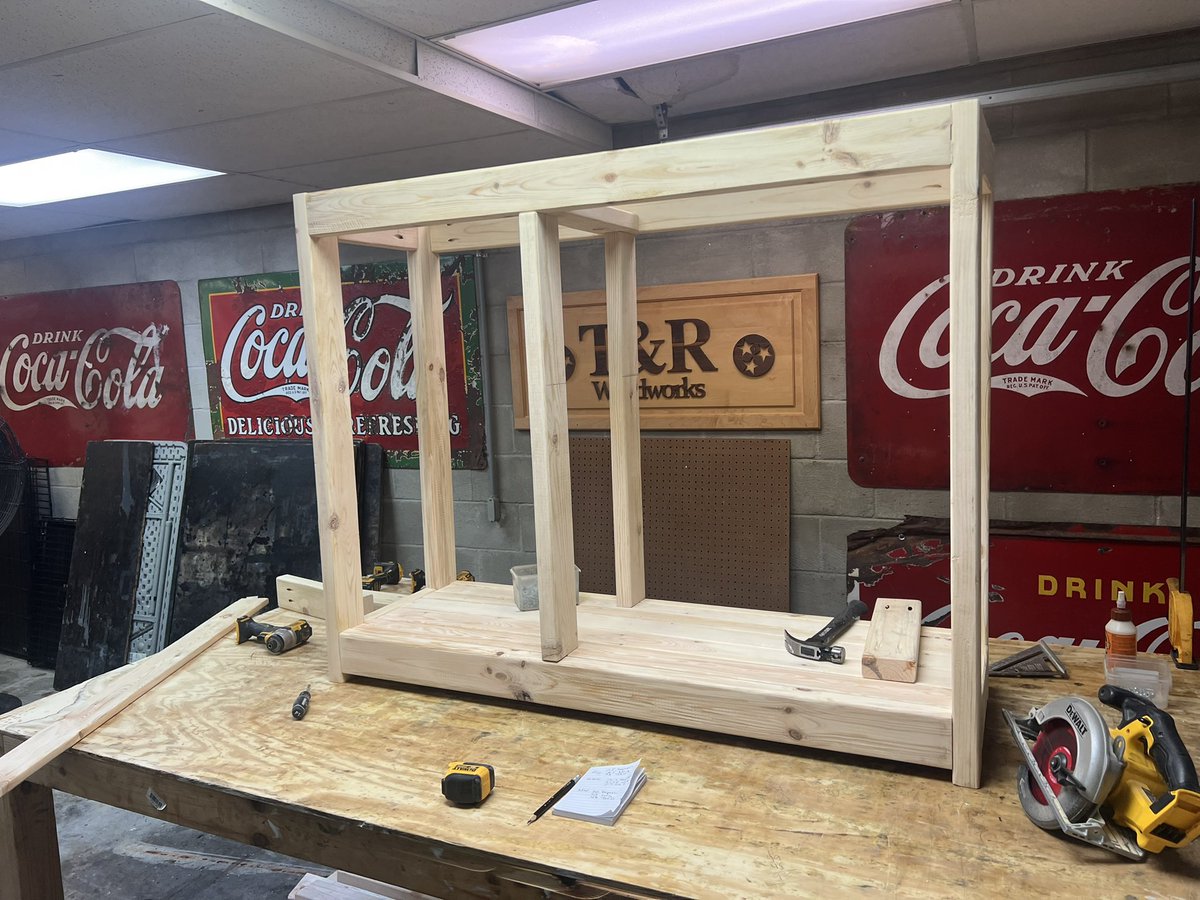 tamdrwoodworks's tweet image. This coffee bar is coming along nicely. #coffeebar #sidetable #allin #dewaltt  #minwax #kregjig #dewalttough #dewalttools #minwaxstain #minwaxdarkwalnut ##minwaxpolycrylic #pleasantviewtn #tennessee #kingpymyself #eood #pinewood #furniture #handmadefurniture #nashville #tennessee