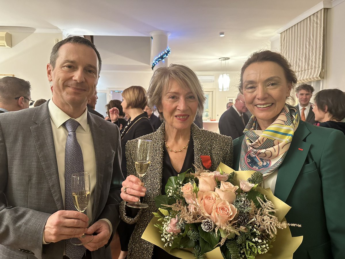 Remise des insignes de Chevalier de la Légion d’honneur à Nina Vajić, ancienne juge de la CEDH. Félicitations, bien mérité!