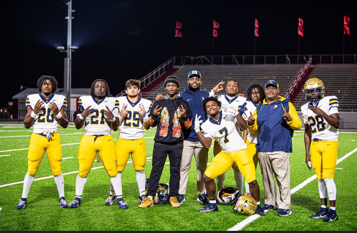 _alex_mich's tweet photo. Feels great to be a state champion! #6peat #YouGoWeGo #Family 

@STA_Football @CoachHarriott @EugeneBethea1 @coachs3132 https://t.co/w7qHvs9aI1