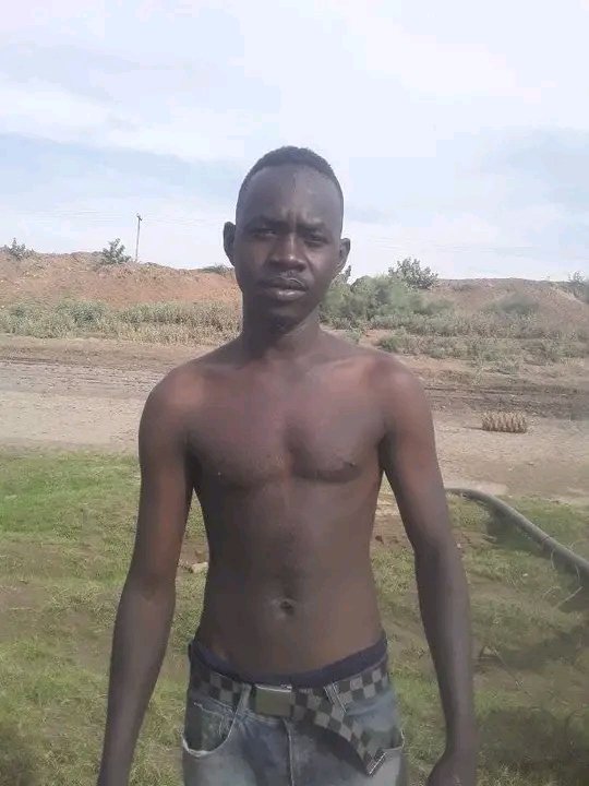 وكانت معجبه بجمال اعيني الناعسه😔😔
واتاء صديق السوء🧒
واخبرها إني اتعاطه مخدرات😤😤 😂 😂