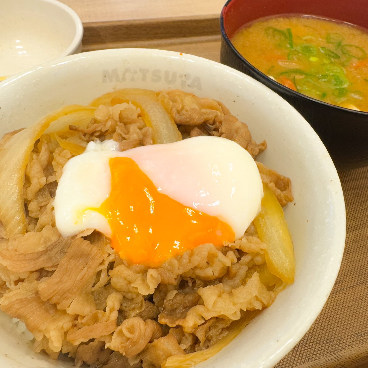 matsuya_foods's tweet photo. おはようございます☀
今日は松屋の牛めし&amp;あったか豚汁&amp;とろ〜り半熟玉子でスタートです😊
#食べればわかるさ https://t.co/EkhKFsX863