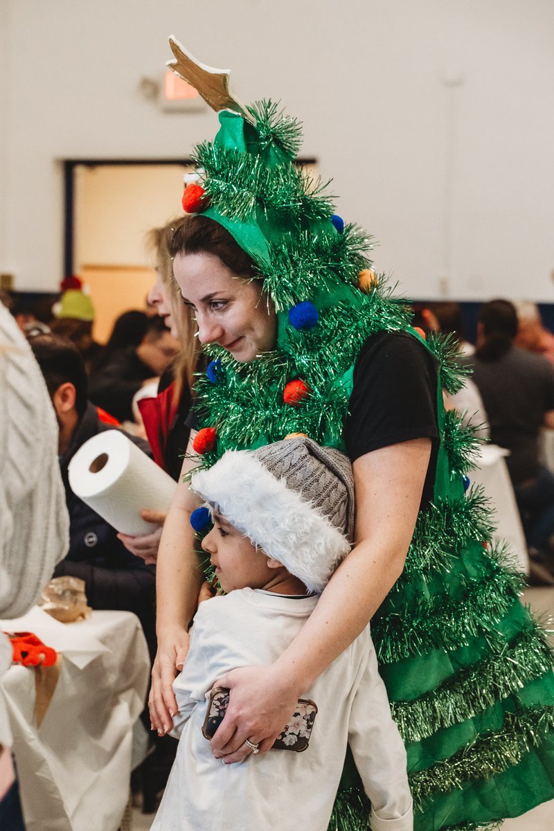 BethpageUFSD's tweet photo. 🎄✨ Holiday Cheer at CBS! ✨🎄

Today, CBS students got into the festive spirit by building gingerbread houses with their special guests! 🏠🍭 It was a heartwarming day filled with laughter, creativity, and holiday magic. ❤️🎅
#HolidayCheer #GingerbreadFun #WeAreBethpage https://t.co/5SouuWAANL