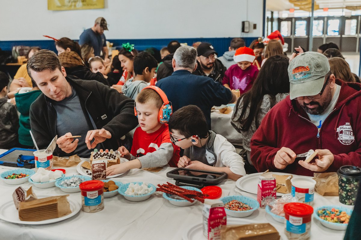BethpageUFSD's tweet photo. 🎄✨ Holiday Cheer at CBS! ✨🎄

Today, CBS students got into the festive spirit by building gingerbread houses with their special guests! 🏠🍭 It was a heartwarming day filled with laughter, creativity, and holiday magic. ❤️🎅
#HolidayCheer #GingerbreadFun #WeAreBethpage https://t.co/5SouuWAANL