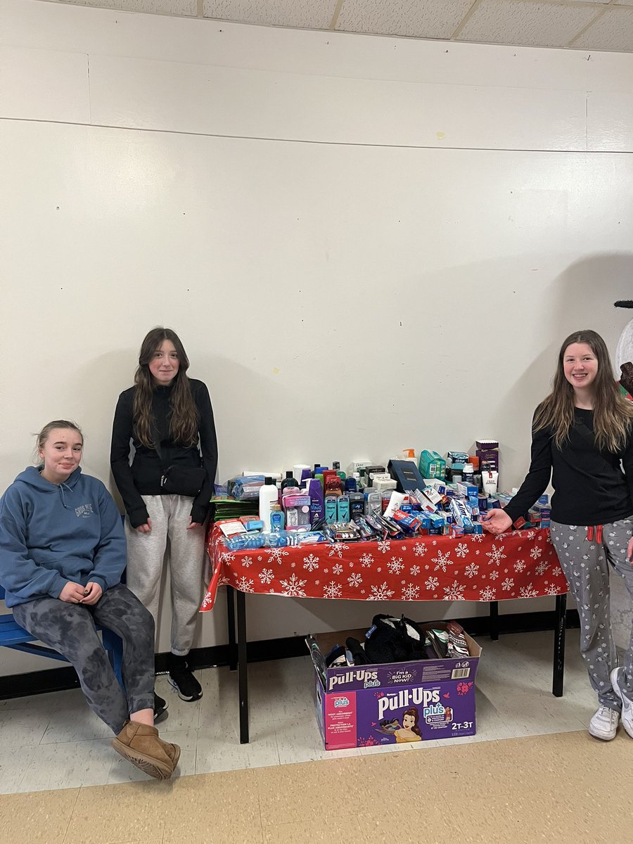 miss_autexier's tweet photo. Another successful @FRJHschool hygiene drive! Thank you so much for the support for the @IrisKirby_House and The Gathering Place ❤️🤍💚🙏 https://t.co/X43FbtPx3q