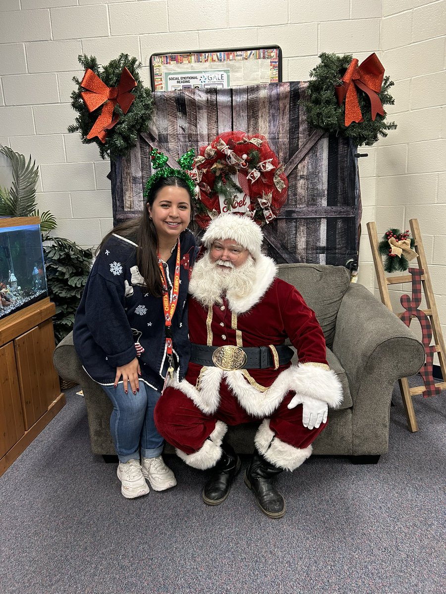 mrs_johnsonELA's tweet photo. Santa came to visit Rudder MS today!! We had an amazing teacher luncheon to celebrate the end of a fantastic semester๐๐๐
#RangersLEAD #ELAlove #NISDfamily https://t.co/NpXw6EQm8x