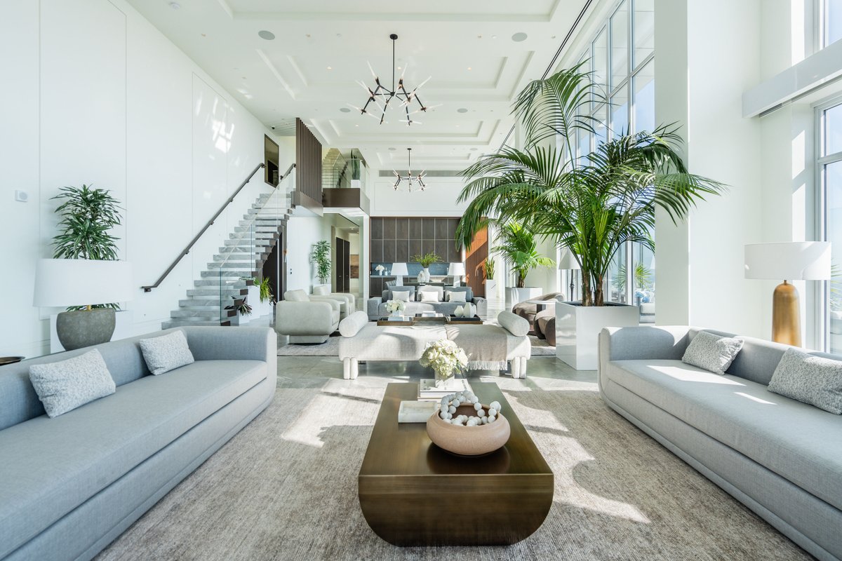onnigroup's tweet photo. The Penthouse at 825 South Hill offers stunning 360-degree views! Encompassing airy 18-ft floor-to-ceiling windows and private rooftop pool, The Penthouse spans 2 floors with 6 bedrooms and fully equipped kitchens.

Visit https://t.co/ngGwB096EK to learn more. https://t.co/2NptFAWEKU