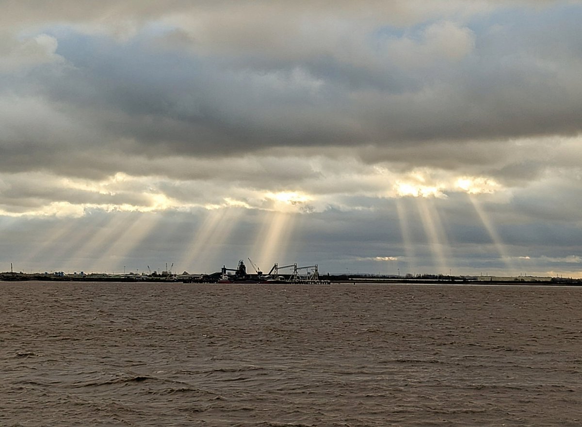 Stephen_Page's tweet photo. Crepuscular rays over the River Humber today
#crepuscularrays
#weatherpic
#riverhumber
@TheStormHour
@ThePhotoHour https://t.co/i3IQHafrc9