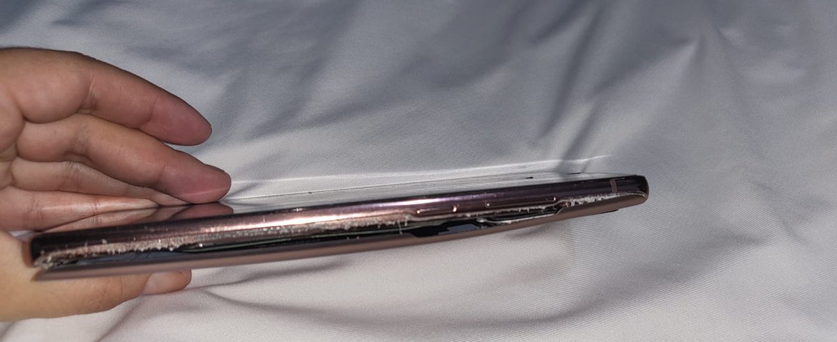 RivasLilly's tweet photo. @SamsungLatin En junio 2024 adquirí el Samsun Galaxy Note20 5G,  hace 2 días explotó la batería,  vulnerando mi salud e integridad, pudiendo llegar hasta la MUERTE. Deben garantizar la calidad de sus productos. Dejo evidencia. https://t.co/q6PqdPcyKr