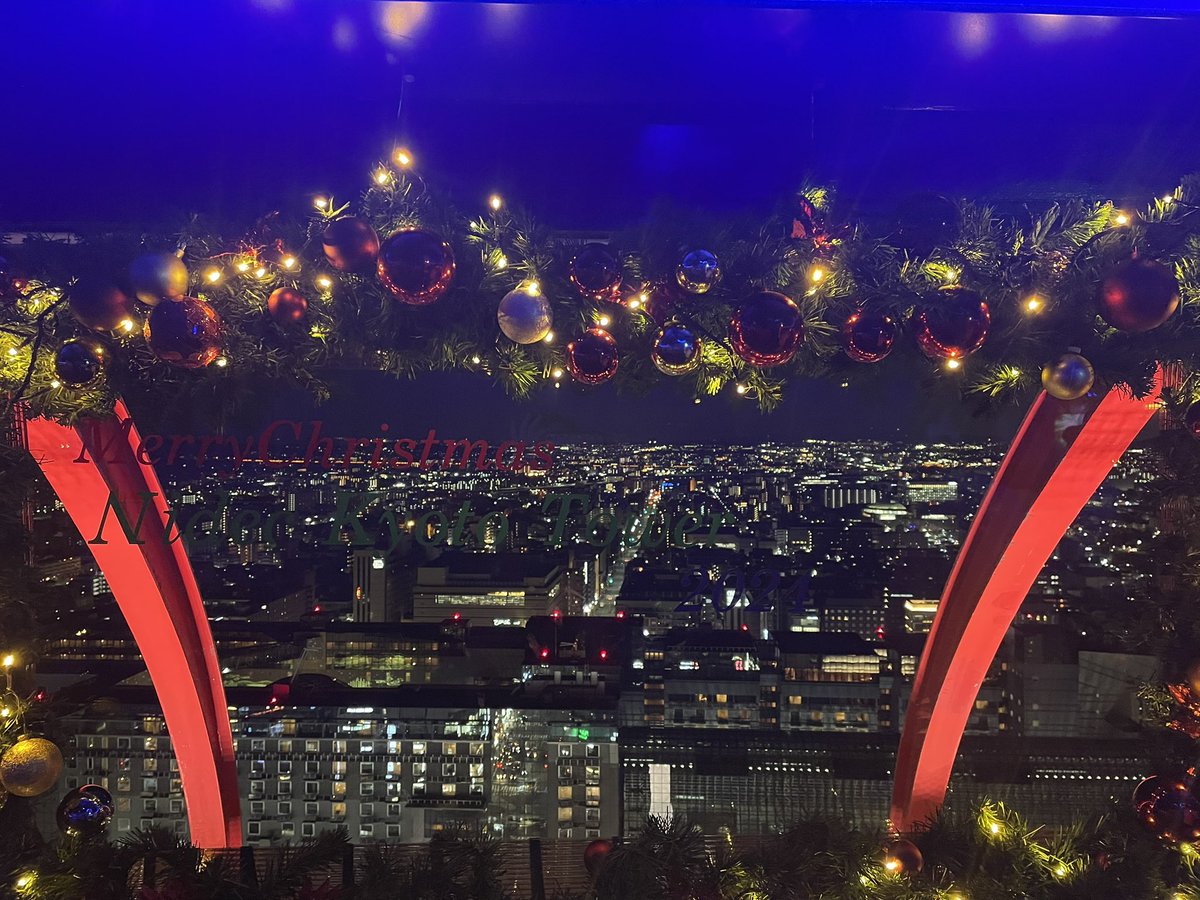 wine14wine's tweet photo. 地上100m京都市街で一番高い京都タワー (今年4月ニデック京都タワーに名称変更)
開業は1964年12月、この年は東海道新幹線開通&東京オリンピック開催の年　京都の街を照らし続けて60年　訪れる度に見上げているタワーに今回初めて登る
望遠鏡で清水寺や伏見稲荷など京都市街地が360度見渡せ素晴らしい景観、月も綺麗だった