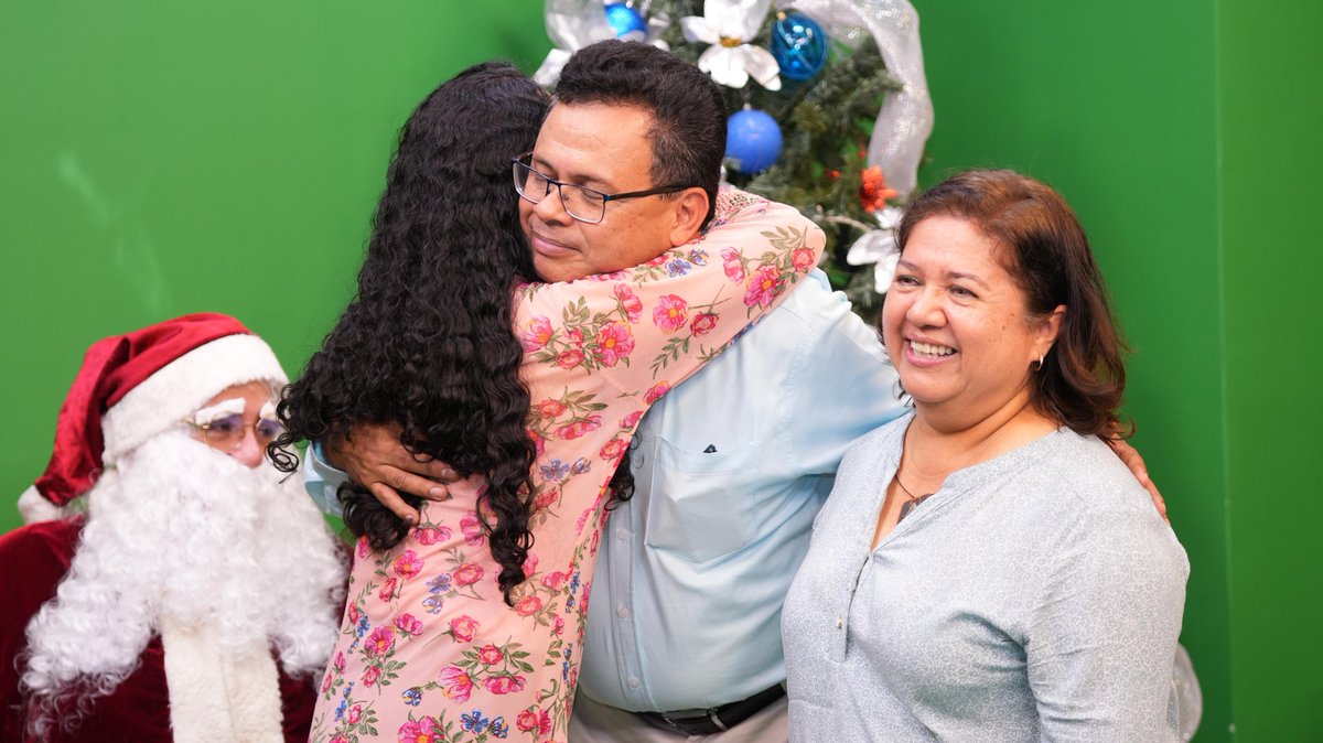 TVTenlinea's tweet photo. #AlMomento 📷 La familia #CORAT recibió con entusiasmo a la Presidenta Honoraria del Sistema @DIFTabasco, Aurora Raleigh de la Cruz, en una emotiva celebración navideña junto a las niñas y niños atendidos por el DIF. https://t.co/Yw7obESzOT