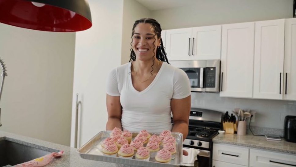 umdwbbfan's tweet photo. Birthday Buckets!!!

Brionna Jones drops 19 points, 6 boards and 2 blocks in an 82-45 Bri-day W!
#TerpsAbroad🌊🐢 #Briday🏀🧁 https://t.co/CsnRzYo7JG
